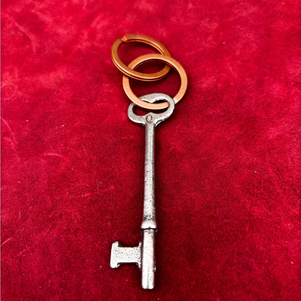Antique-Style Silver Key Keychain with Gold Rings